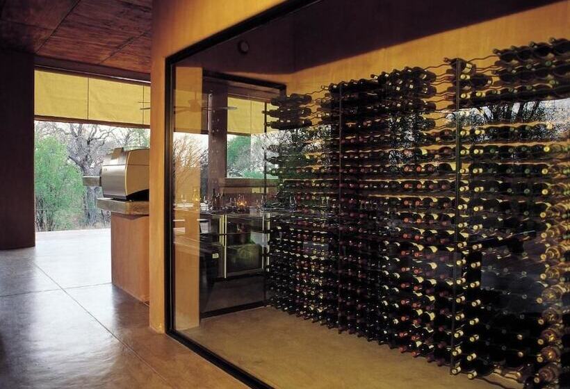 בית מלון כפרי Honeyguide Tented Safari Camps   Mantobeni