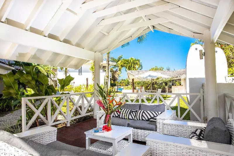 هتل Tropicana Lagoon Apartments