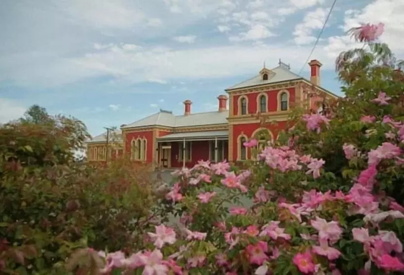 Nicholas Royal Motel  No Pets Allowed