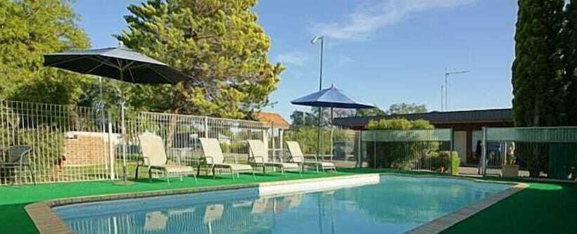 Nicholas Royal Motel  No Pets Allowed