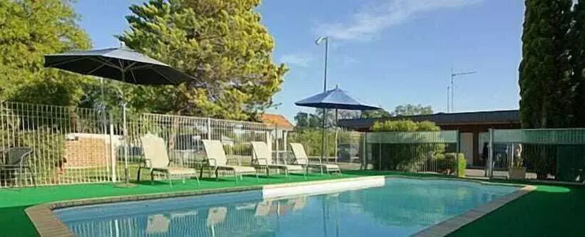 Nicholas Royal Motel  No Pets Allowed