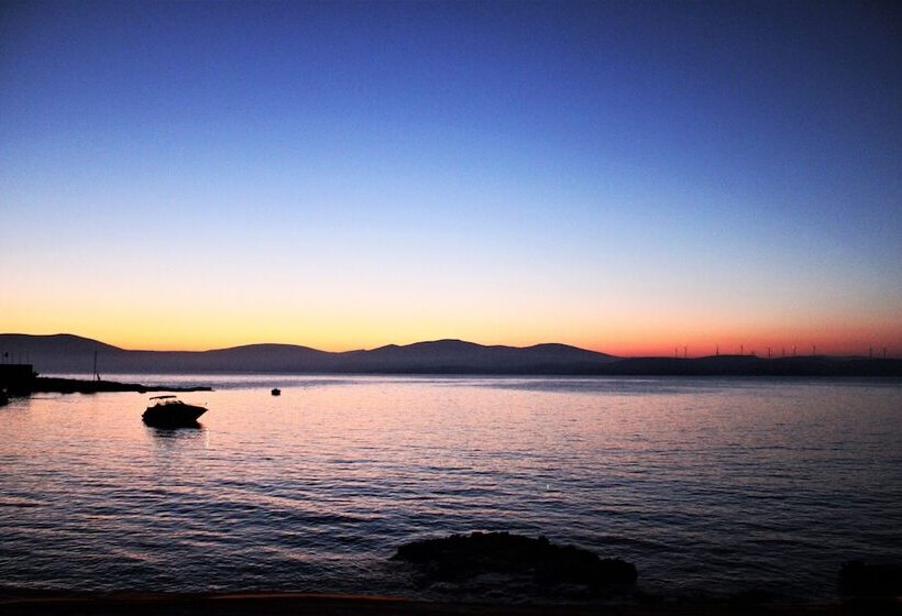 تختخواب و صبحانه Akkum Beach Otel