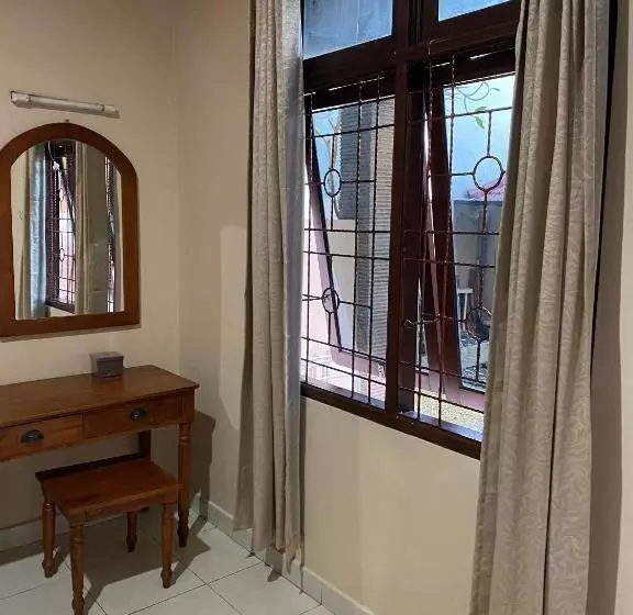 پانسیون Neys Guest House