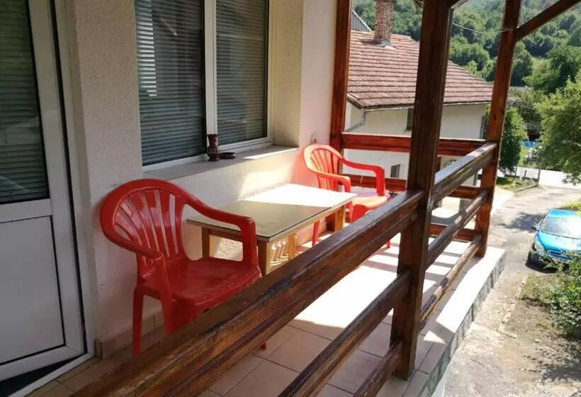 Aamiaismajoitus (B&B) самостоятелни стаи в къща за гости балкан