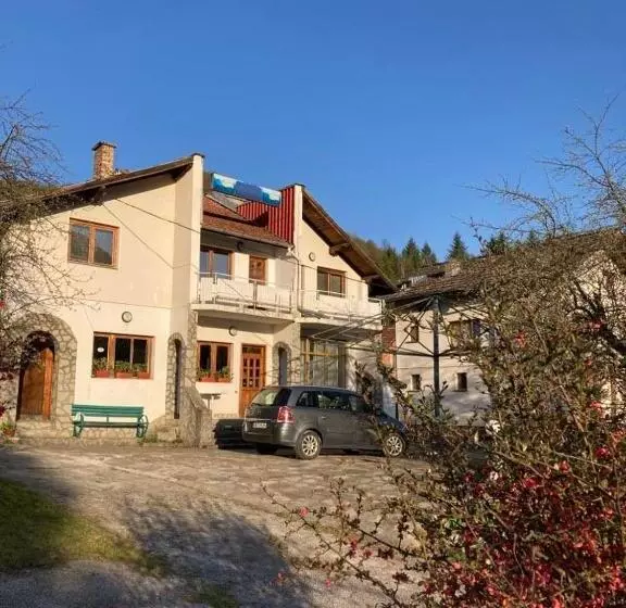 Aamiaismajoitus (B&B) самостоятелни стаи в къща за гости балкан