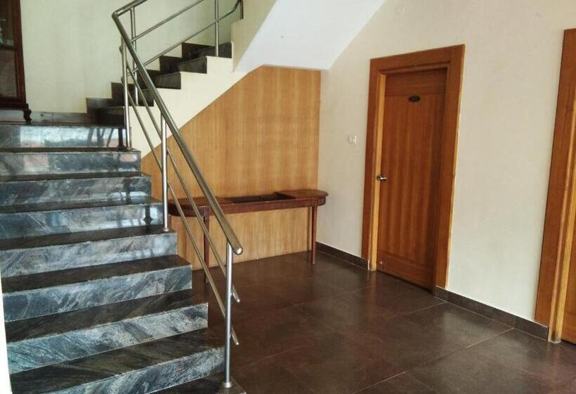 Отель Berry Hills Resort