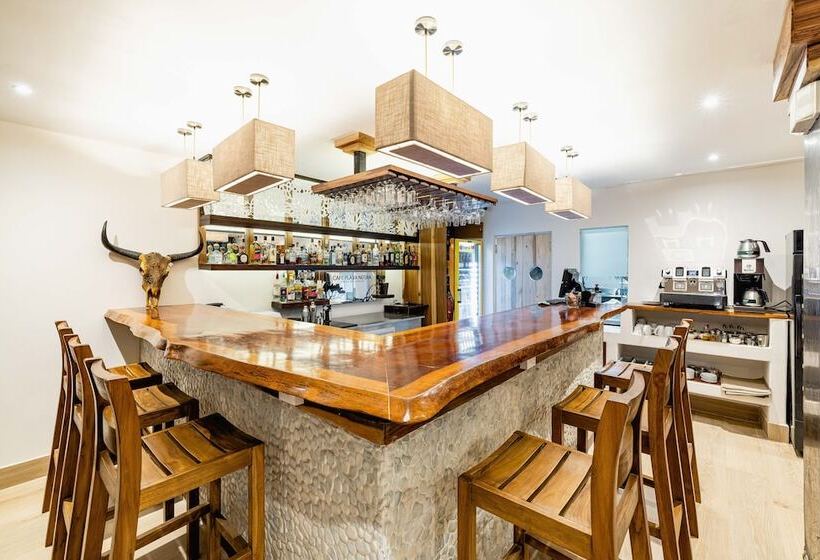 فندق Cafe Playa Negra