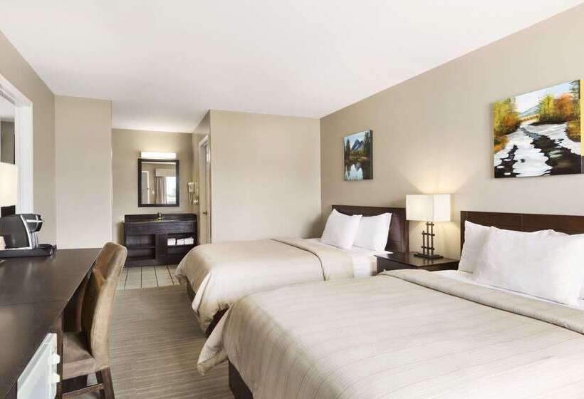 هتل Days Inn By Wyndham Golden