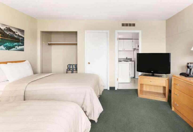 هتل Days Inn By Wyndham Golden