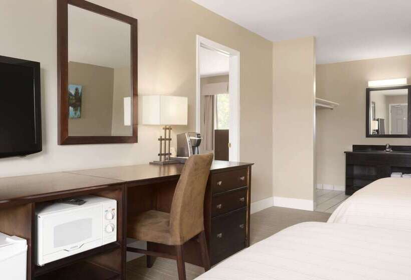 هتل Days Inn By Wyndham Golden