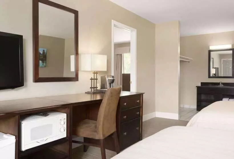 酒店 Days Inn By Wyndham Golden