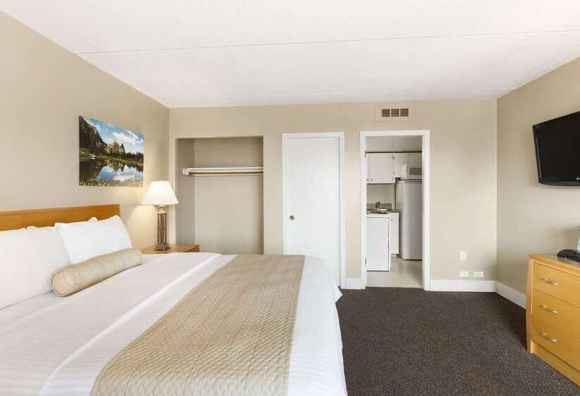 هتل Days Inn By Wyndham Golden