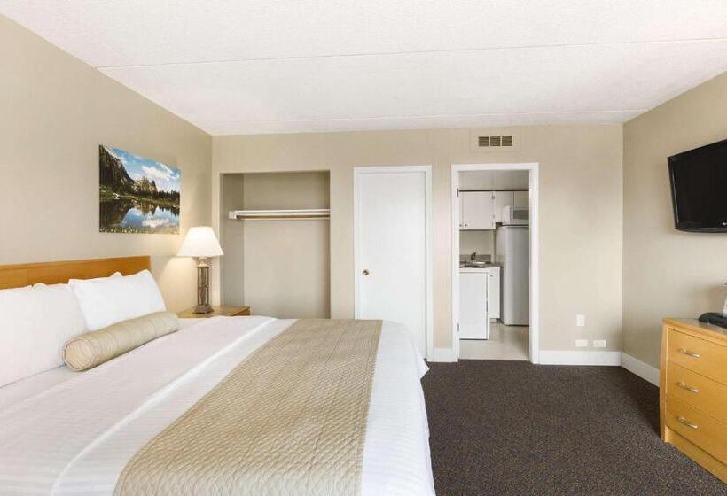 هتل Days Inn By Wyndham Golden