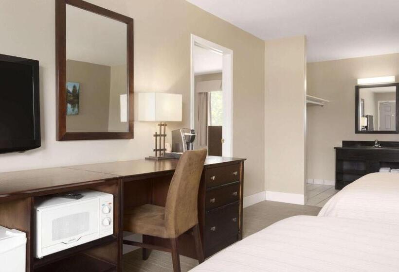 هتل Days Inn By Wyndham Golden