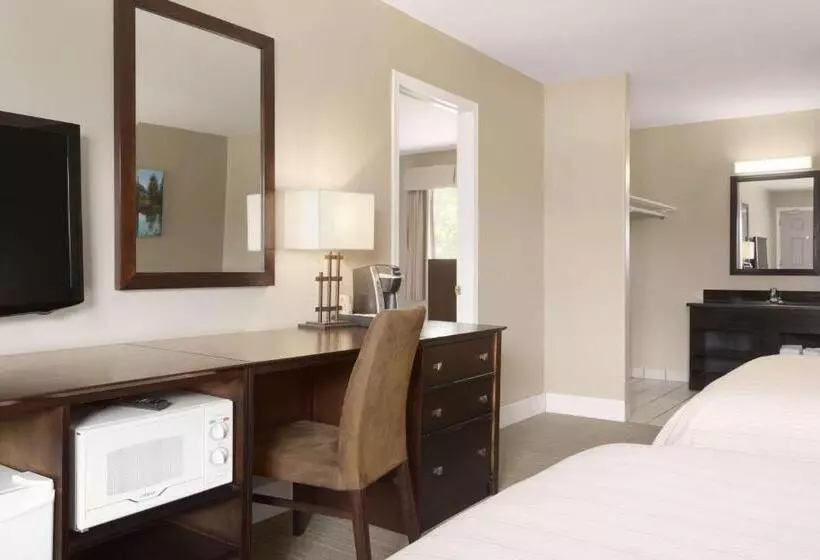 酒店 Days Inn By Wyndham Golden