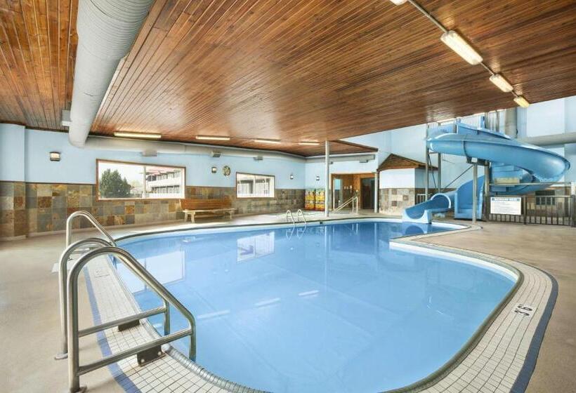 هتل Days Inn By Wyndham Golden