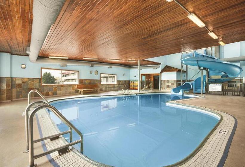 هتل Days Inn By Wyndham Golden