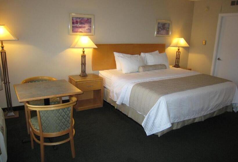 هتل Days Inn By Wyndham Golden