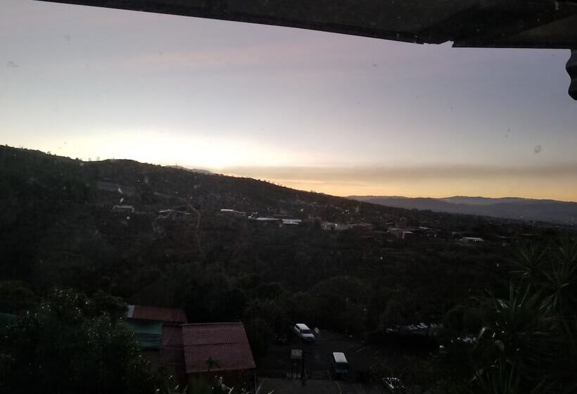 هتل Monte Campana Heredia