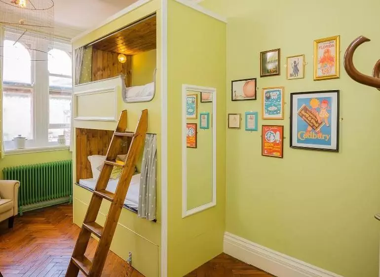 هاستل Mrs Potts