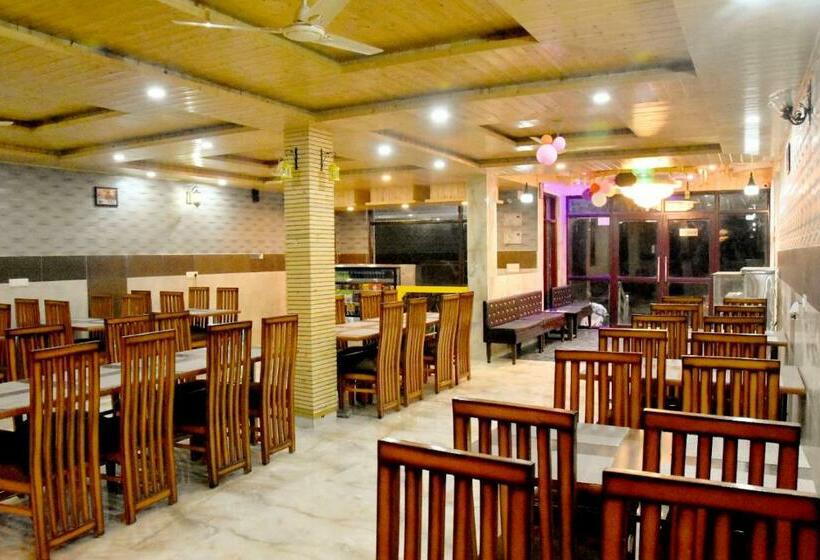 ホテル Kasauli Green View