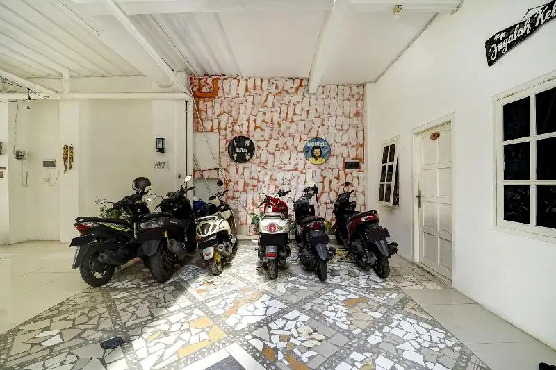 ホテル Oyo 91173 Guesthouse King Puntodewo