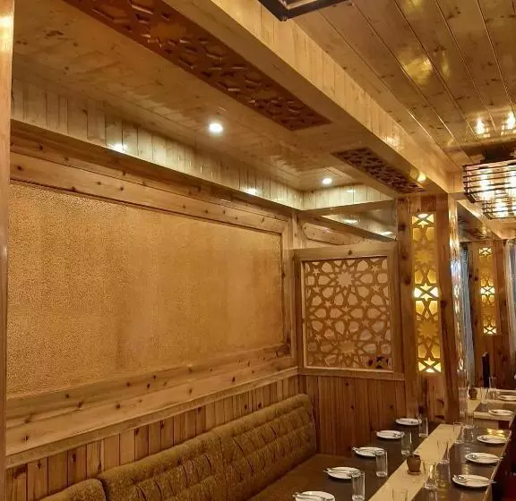 ホテル Zingkham Residency