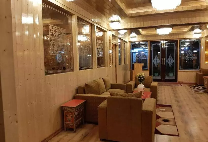 ホテル Zingkham Residency