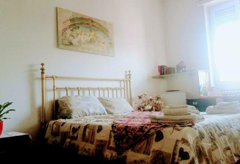 پانسیون Big Room In Private Appartament, Close To The Station And Center Of City