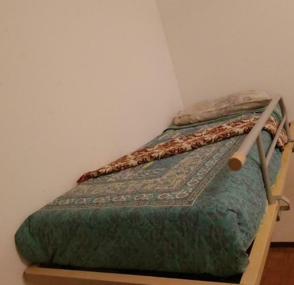 پانسیون Big Room In Private Appartament, Close To The Station And Center Of City