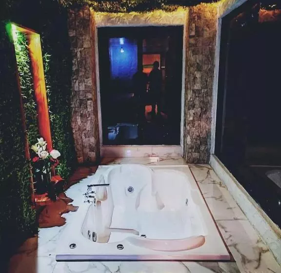 ホテル Cantalarana, Antes Wikiri Lodge