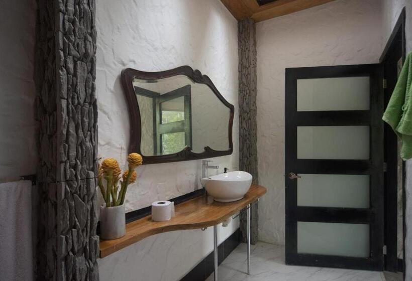 Otel Cantalarana, Antes Wikiri Lodge