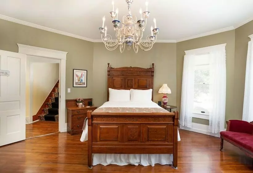 Oaklea Mansion Bed And Breakfast