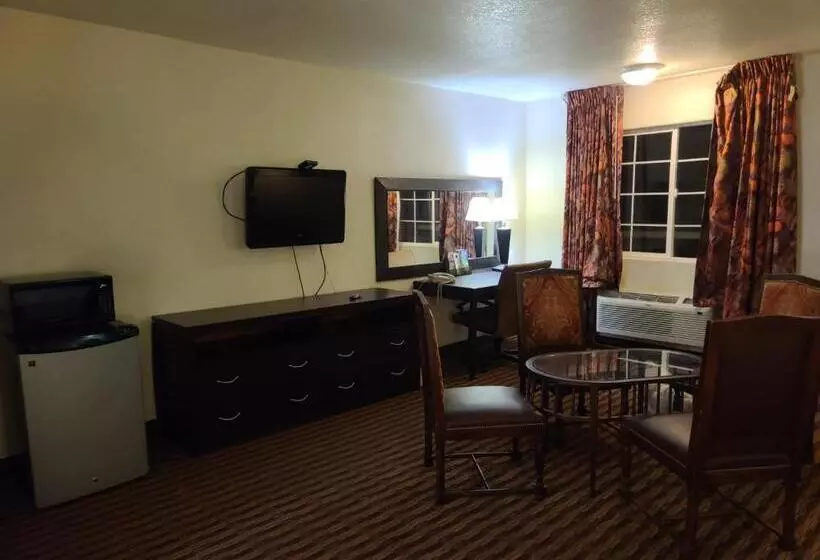 فندق Budget Host Inn