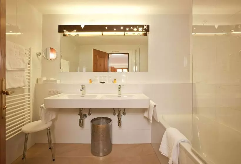 Hotel Hinterwies – Ski In / Lodge / Dine