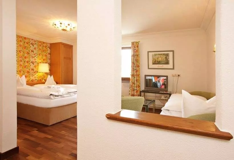 Hotel Hinterwies – Ski In / Lodge / Dine