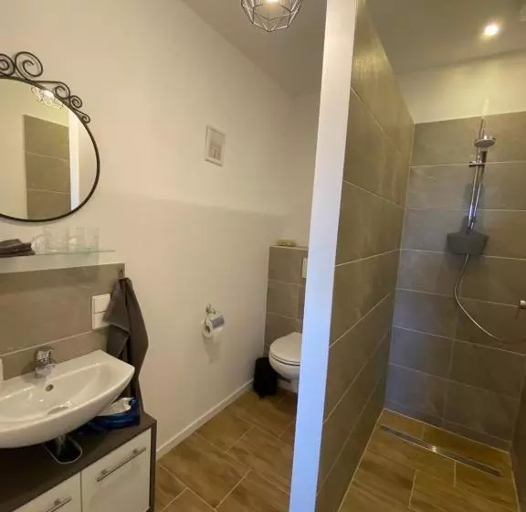 Majatalo Großes Doppelzimmer Mit Eigenem Bad Und Kühlschrank, Frisch Saniert