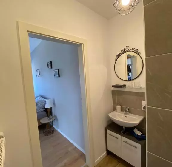 Majatalo Großes Doppelzimmer Mit Eigenem Bad Und Kühlschrank, Frisch Saniert