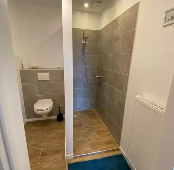 Majatalo Großes Doppelzimmer Mit Eigenem Bad Und Kühlschrank, Frisch Saniert