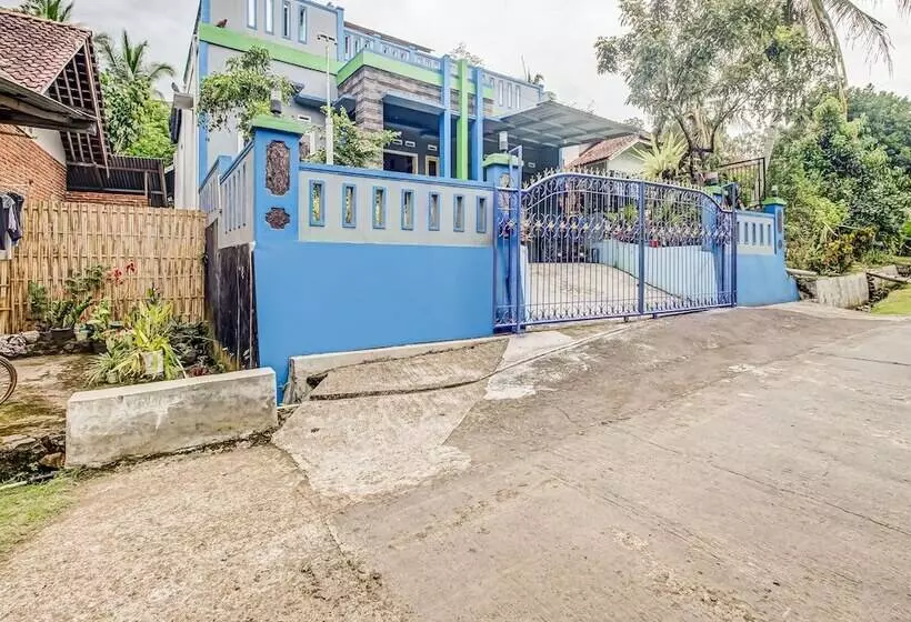 Hotelli Oyo Homes 91114 Desa Wisata Bangunharja