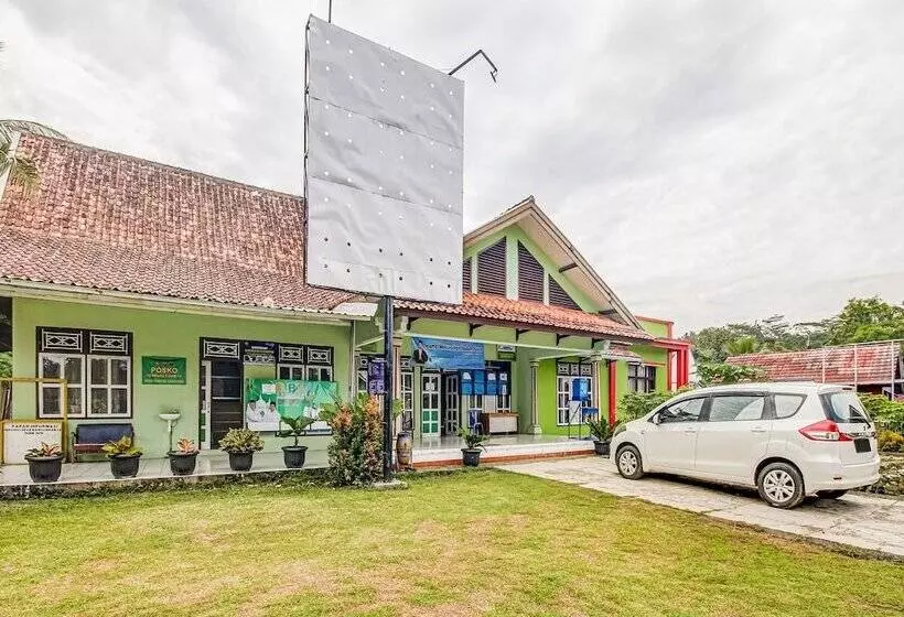 Hotelli Oyo Homes 91114 Desa Wisata Bangunharja