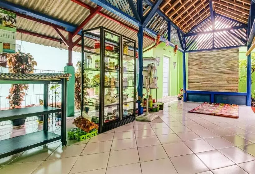 Hotelli Oyo Homes 91114 Desa Wisata Bangunharja