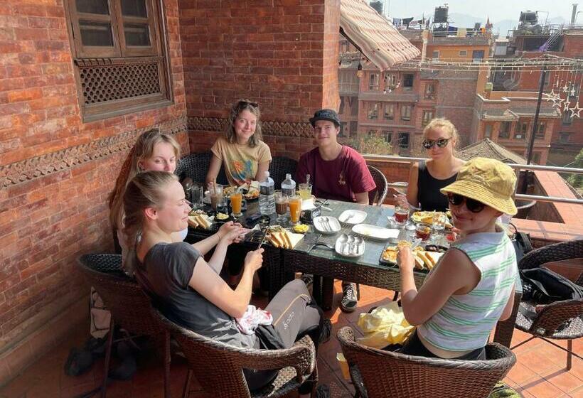 هتل Empire & Rooftop Restaurant