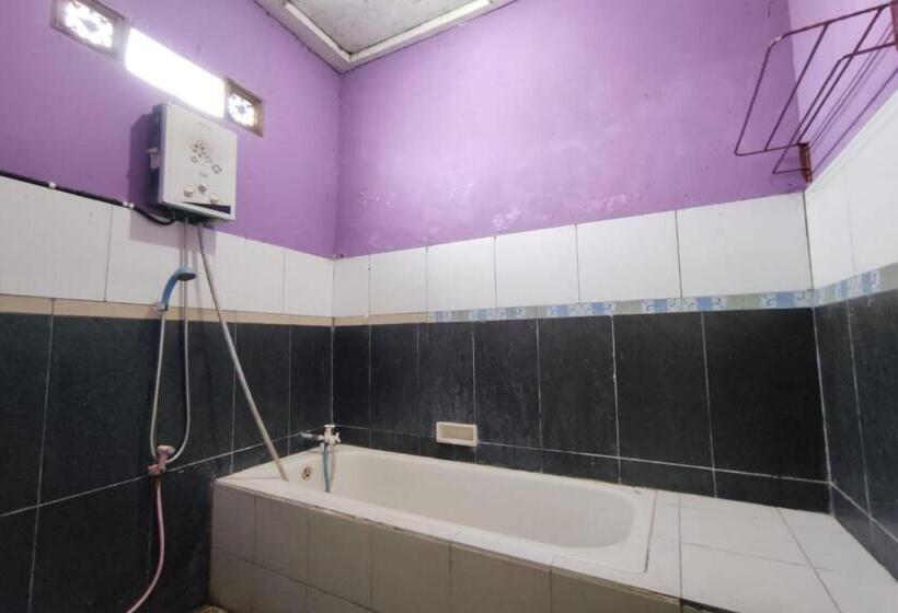 Spot On 91105 Hotel Salsabila