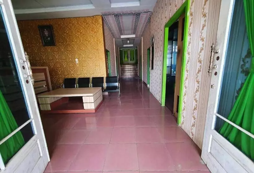 ホテル Oyo 91077 Losmen Bunda Arema