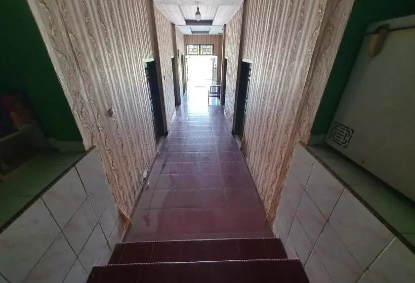 ホテル Oyo 91077 Losmen Bunda Arema