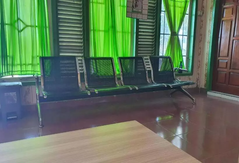 ホテル Oyo 91077 Losmen Bunda Arema