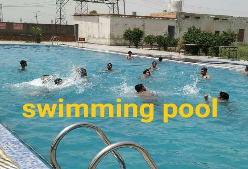 Hotelli Oyo 86117 Saini Resort And