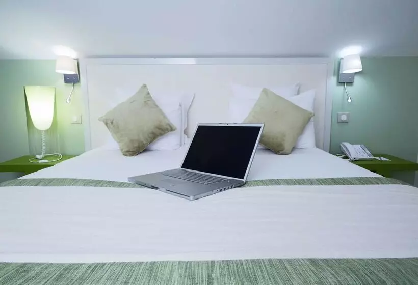 هتل Kyriad Paris 18  Porte De Clignancourt  Montmartre