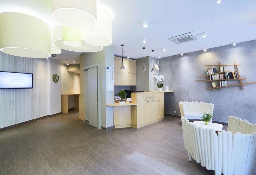 בית מלון כפרי Kyriad Paris 18  Porte De Clignancourt  Montmartre